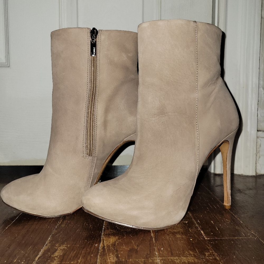 Schutz Leater ankle high nude heeled booties sz.9
